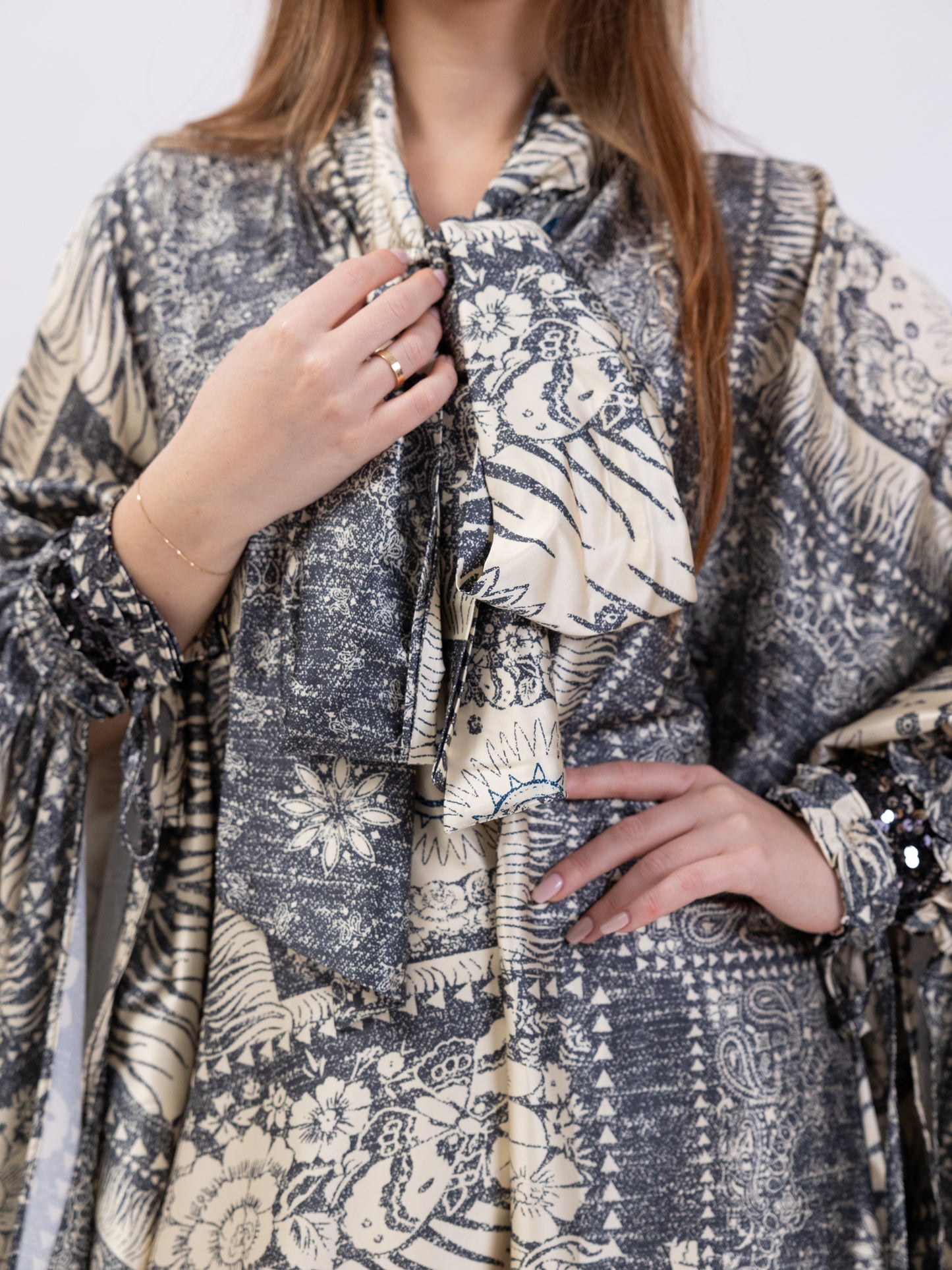 Free size midi silk dress with gold and grey print